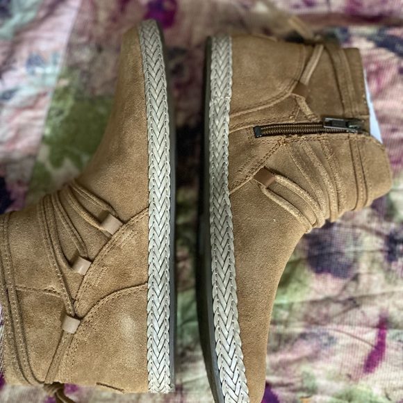 Hello, it is a brand new ugg shoes for women, size 9.5, - Picture 10 of 10